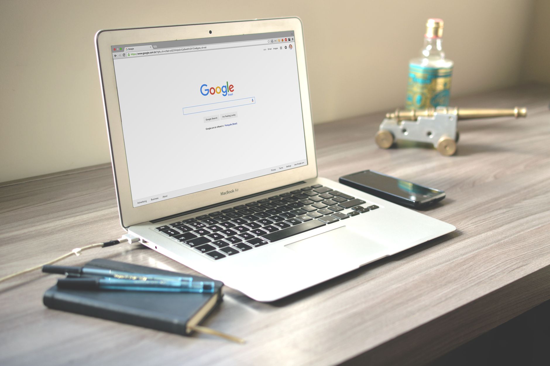 Laptop met Google zoekresultaten en zichtbaar bedrijfsprofiel rechts in beeld