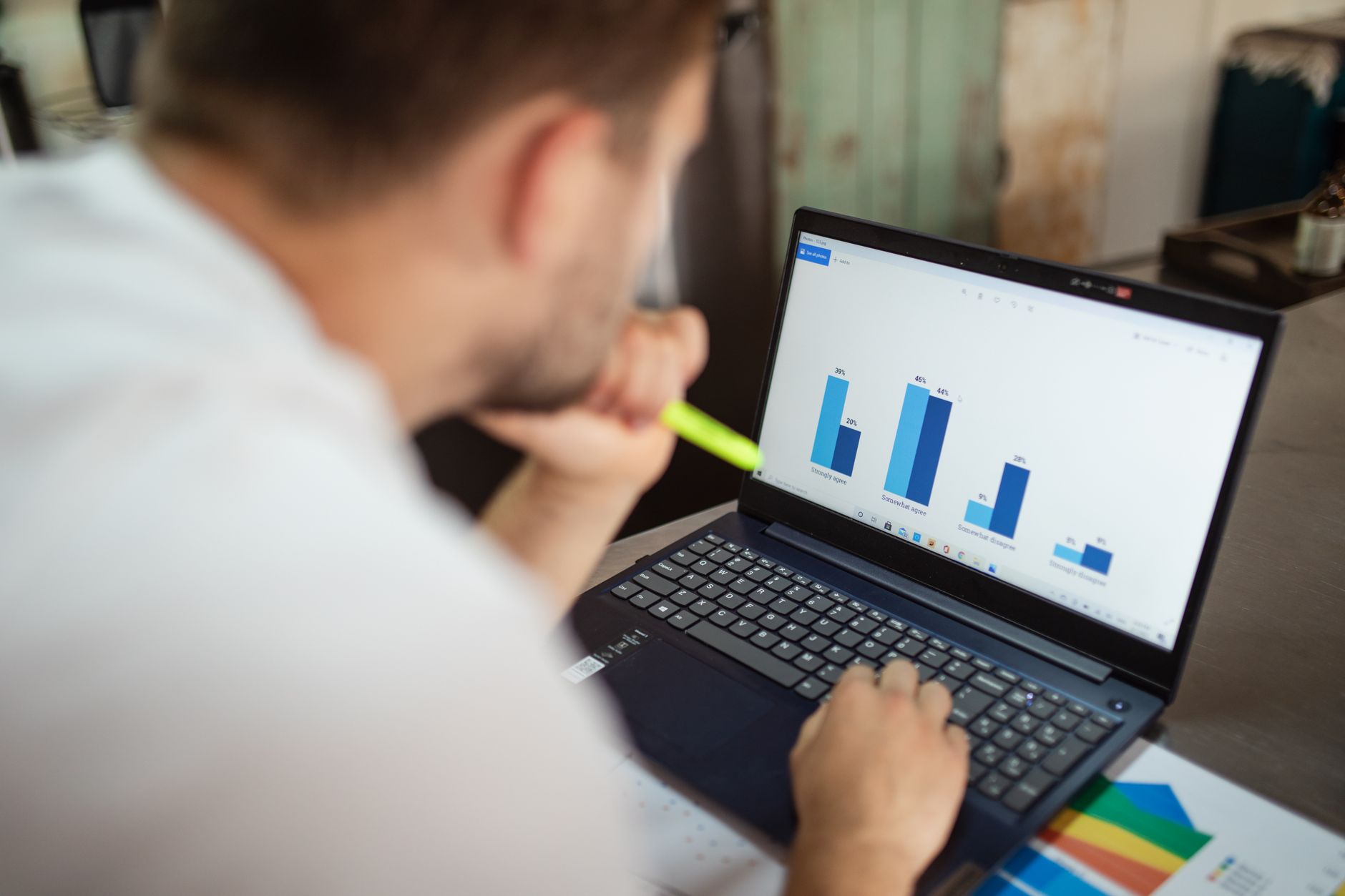 ondernemer bekijkt linkbuilding strategie op laptop